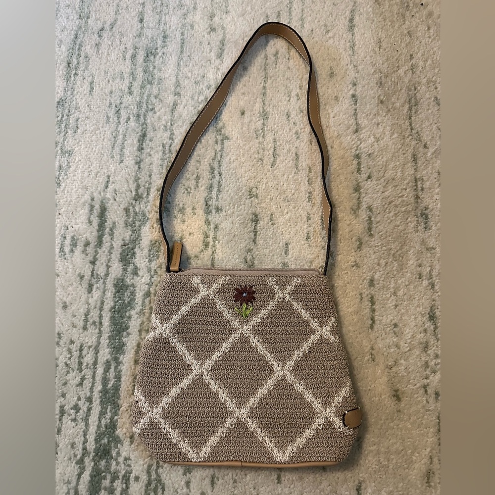 ❤️ 3/$15 Liz Claiborne Tan/Cream Mini Purse